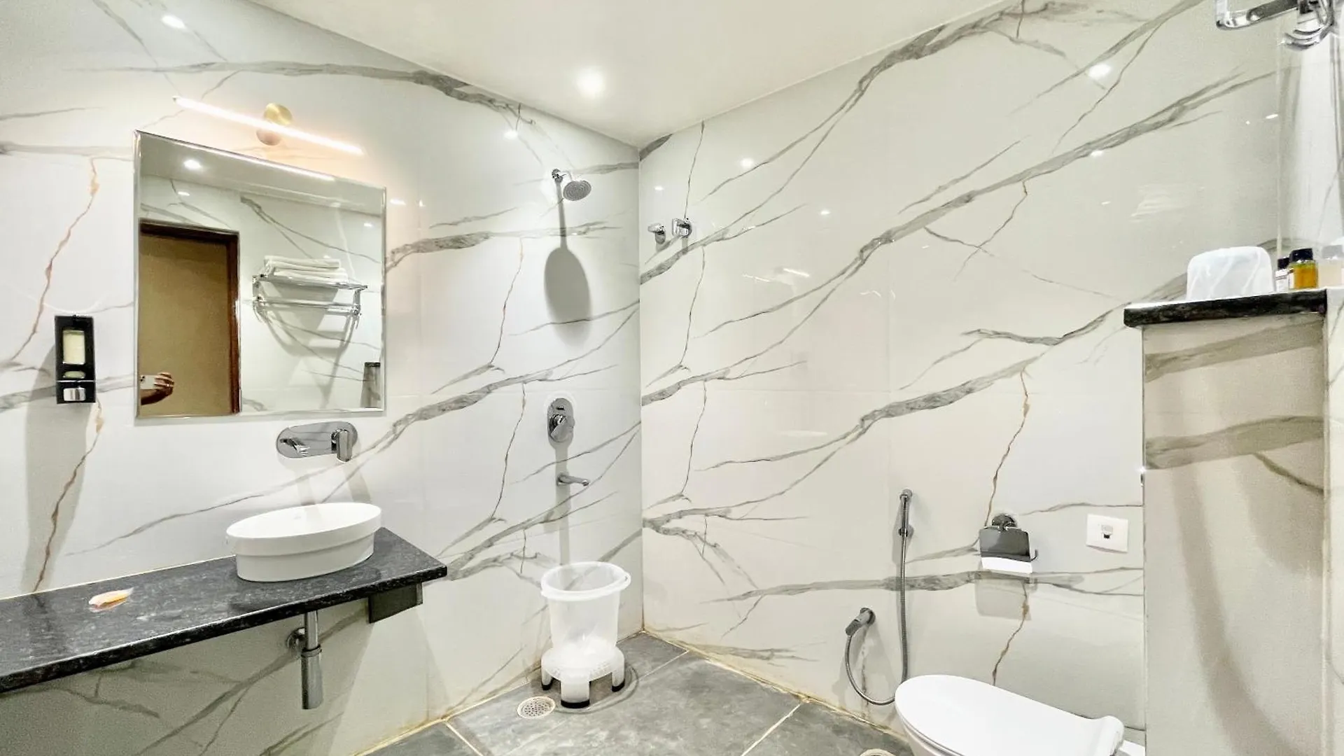 Hotel Vedangam Inn ! Varanasi - Foreigner'S Choice ! Fully Air-Conditioned Hotel With Parking Availability, Near Kashi Vishwanath Temple, And Ganga Ghat
