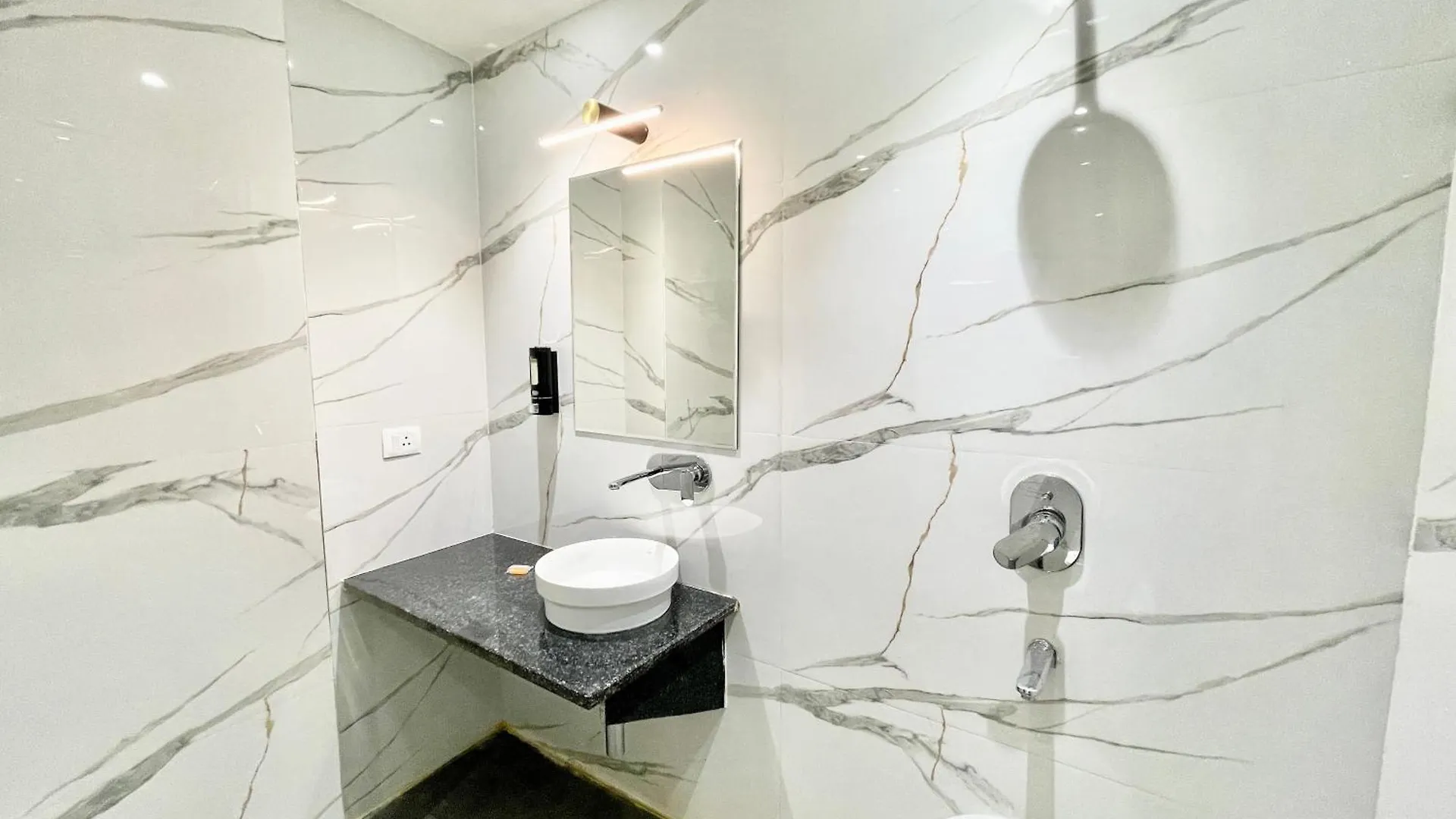 Hotel Vedangam Inn ! Varanasi - Foreigner'S Choice ! Fully Air-Conditioned Hotel With Parking Availability, Near Kashi Vishwanath Temple, And Ganga Ghat 4*,