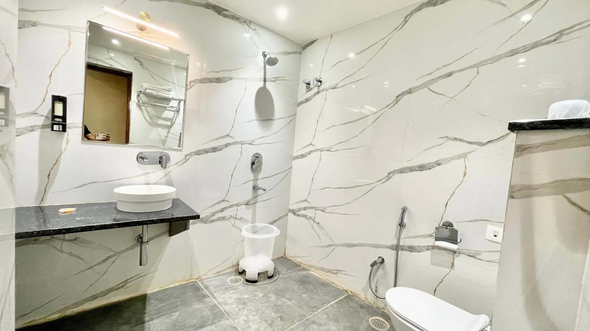 Hotel Vedangam Inn ! Varanasi - Foreigner'S Choice ! Fully Air-Conditioned Hotel With Parking Availability, Near Kashi Vishwanath Temple, And Ganga Ghat
